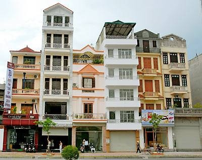 Bán nhà mặt phố Yên Lãng (Thái Thịnh 2), mặt đường lớn, kinh doanh tốt.